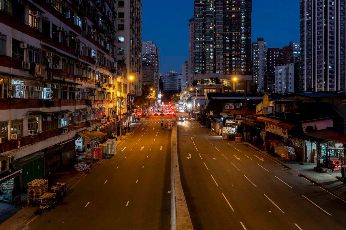 【十個香港的黃昏與夜晚，你曾見過這樣的香港嗎？】 第五波疫情爆發以來一個月疫情兇猛，香港因為，在六點後一片寂靜。無論是商業中心，還是居民社區，街道上都空空蕩蕩，店門緊鎖。你印象中人聲鼎沸的中環