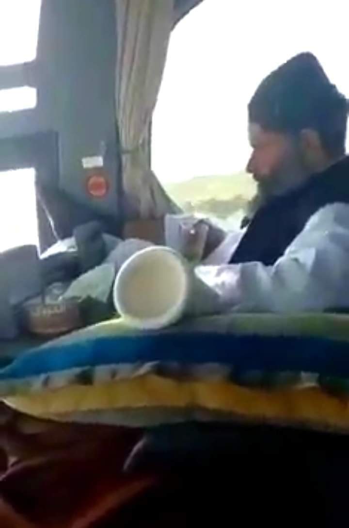 HlalKndhary's tweet photo. جالب خبر
د دفاع وزارت معین ملا فاض.ل مظلوم د خپلو ملګرو سره يو ځای د کابل څخه تر کندهاره په مسافر وړونکي بس کي سفر کړی.
افغانانو پر ټولنیزو رسنیو باندي د ملا فاض.ل اخند د دې کار ستاینه کړې او د ده د راتګ تود هرکلی ئې کړی دی.   عمرزاده:-$ 

♥هلال https://t.co/2ZEzLXRcep