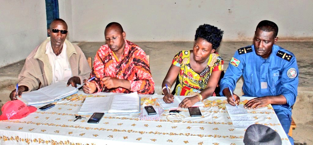 KayanzaProvince's tweet photo. #Burundi L'administrateur communal de #Matongo ds @KayanzaProvince #Alice_Nsabiyumva, en compagnie de son conseiller en charge du développement et du commissaire communal de police, rencontre ce lundi les habitants de la zone #Ruganza pour recueillir leurs doléances et y répondre https://t.co/sPDXYo0W20
