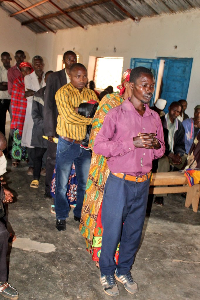KayanzaProvince's tweet photo. #Burundi L'administrateur communal de #Matongo ds @KayanzaProvince #Alice_Nsabiyumva, en compagnie de son conseiller en charge du développement et du commissaire communal de police, rencontre ce lundi les habitants de la zone #Ruganza pour recueillir leurs doléances et y répondre https://t.co/sPDXYo0W20