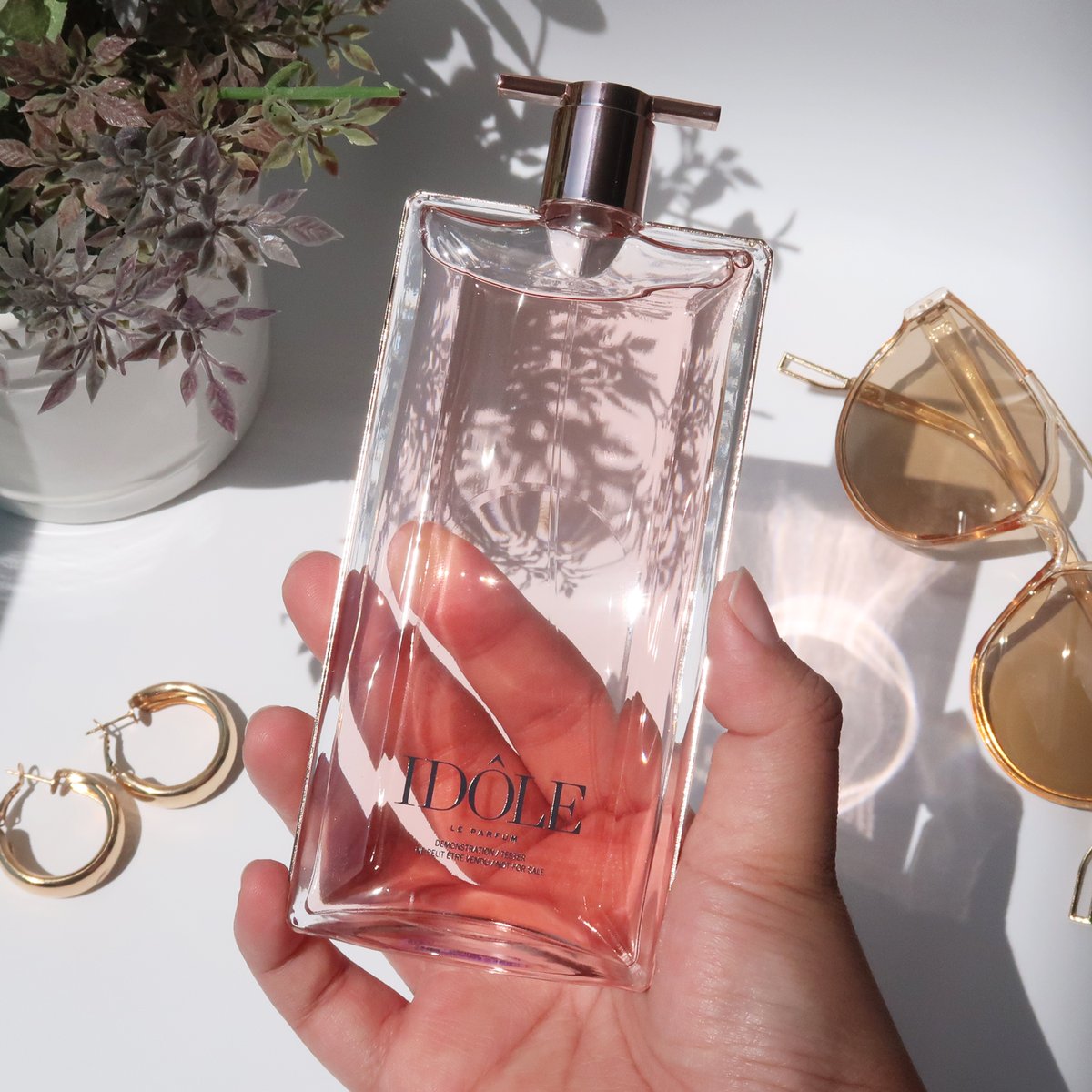 ✨Lancome IDOLE EDP ที่สุดของนิยามความหอมแพง กลิ่นดีมากกกกก หอม-หวาน-สวย กลิ่นผู้หญิงจ๋าๆเลย ฟิลหญิงสาวราชนิกุลคือไม่เกินจริง เปิดกลิ่นด้วยลูกแพร์สดชื่น แล้วตามด้วยกุหลาบยั่วๆแพงๆ มีความแป้งนิดๆ ปนวนิลาหน่อยๆ ชอบมากก สมมงไม่ผิดหวัง ติดผิวทน 6-7 ชม.+ #พักรบรีวิวน้ำหอม
