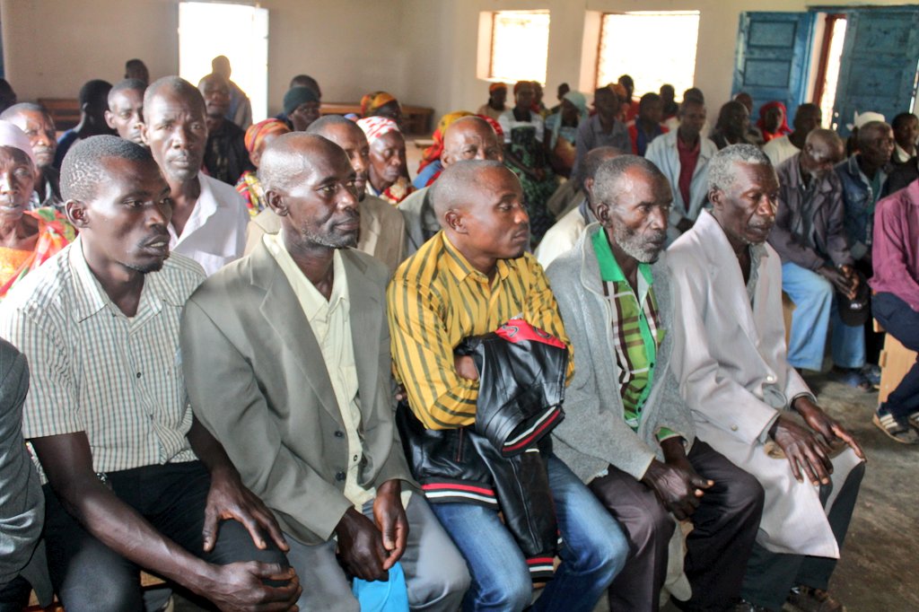 ABPInfos's tweet photo. #Burundi L'administrateur communal de #Matongo ds @KayanzaProvince #Alice_Nsabiyumva, en compagnie de son conseiller en charge du développement et du commissaire communal de police, rencontre ce lundi les habitants de la zone #Ruganza pour recueillir leurs doléances et y répondre https://t.co/b8TimwiPvm