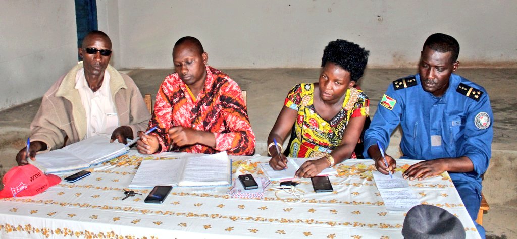 ABPInfos's tweet photo. #Burundi L'administrateur communal de #Matongo ds @KayanzaProvince #Alice_Nsabiyumva, en compagnie de son conseiller en charge du développement et du commissaire communal de police, rencontre ce lundi les habitants de la zone #Ruganza pour recueillir leurs doléances et y répondre https://t.co/b8TimwiPvm