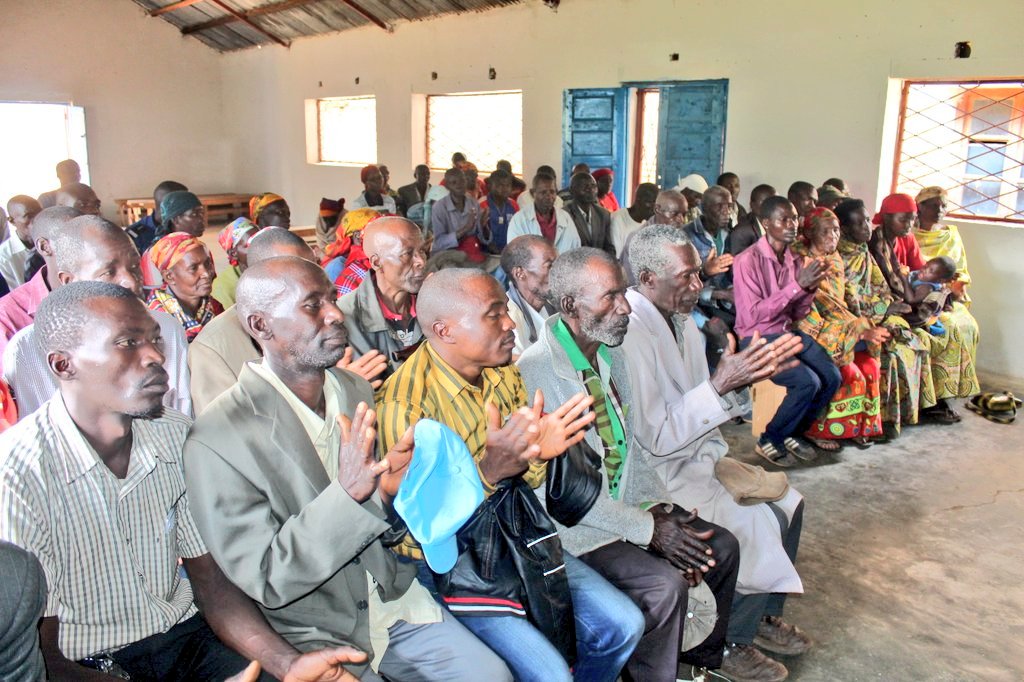 ABPInfos's tweet photo. #Burundi L'administrateur communal de #Matongo ds @KayanzaProvince #Alice_Nsabiyumva, en compagnie de son conseiller en charge du développement et du commissaire communal de police, rencontre ce lundi les habitants de la zone #Ruganza pour recueillir leurs doléances et y répondre https://t.co/b8TimwiPvm