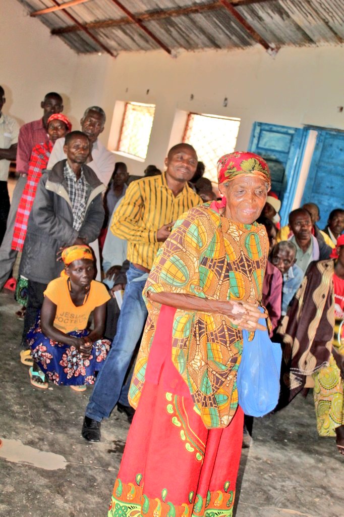 ABPInfos's tweet photo. #Burundi L'administrateur communal de #Matongo ds @KayanzaProvince #Alice_Nsabiyumva, en compagnie de son conseiller en charge du développement et du commissaire communal de police, rencontre ce lundi les habitants de la zone #Ruganza pour recueillir leurs doléances et y répondre https://t.co/b8TimwiPvm