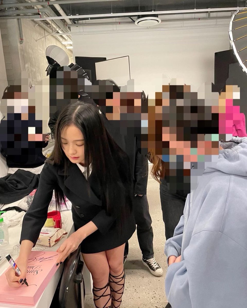 adorable__JS's tweet photo. Vogue Korea Fashion Director IG 🤍

#JISOO #지수 @BLACKPINK 
 #BLACKPINK #블랙핑크 🖤💖 https://t.co/AyssgeOK8K