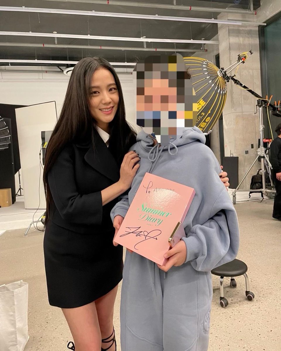adorable__JS's tweet photo. Vogue Korea Fashion Director IG 🤍

#JISOO #지수 @BLACKPINK 
 #BLACKPINK #블랙핑크 🖤💖 https://t.co/AyssgeOK8K