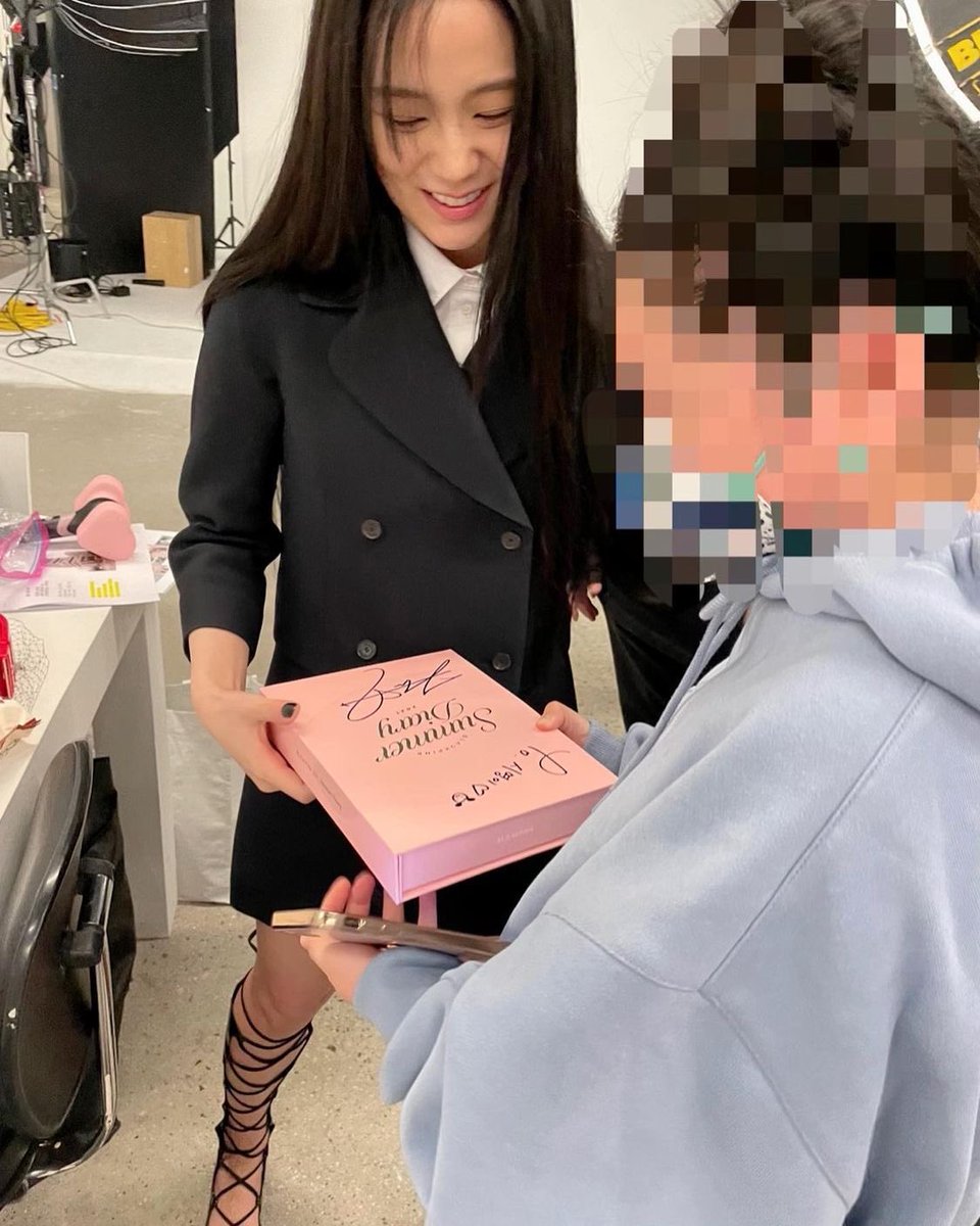 adorable__JS's tweet photo. Vogue Korea Fashion Director IG 🤍

#JISOO #지수 @BLACKPINK 
 #BLACKPINK #블랙핑크 🖤💖 https://t.co/AyssgeOK8K