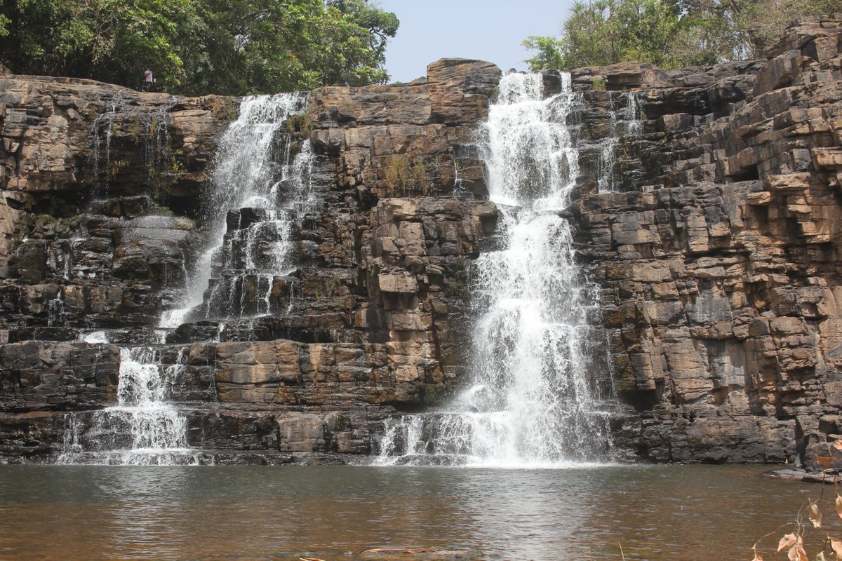 Aller à Labé sans aller voir les Chutes de #Saala, c'est comme aller à la Mecque sans voir la kaaba. L'endorit est magnifique. Mon rêve c'est de revenir avec un drone quand il y aura beaucoup plus d'eau.
#Fonuf2022 #FoutahDjalon #Foutah #kibaro