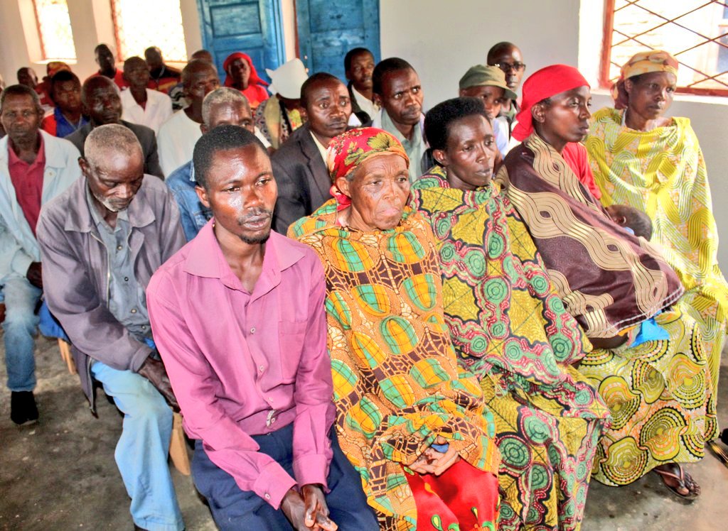 KayanzaProvince's tweet photo. #Burundi L'administrateur communal de #Matongo ds @KayanzaProvince #Alice_Nsabiyumva, en compagnie de son conseiller en charge du développement et du commissaire communal de police, rencontre ce lundi les habitants de la zone #Ruganza pour recueillir leurs doléances et y répondre https://t.co/sPDXYo0W20