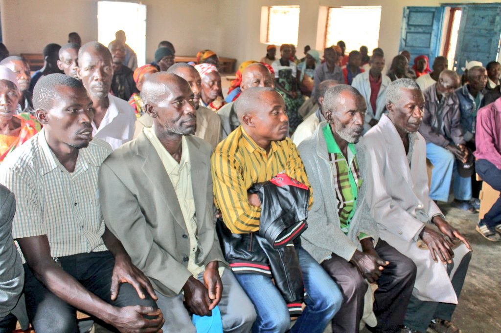 KayanzaProvince's tweet photo. #Burundi L'administrateur communal de #Matongo ds @KayanzaProvince #Alice_Nsabiyumva, en compagnie de son conseiller en charge du développement et du commissaire communal de police, rencontre ce lundi les habitants de la zone #Ruganza pour recueillir leurs doléances et y répondre https://t.co/sPDXYo0W20