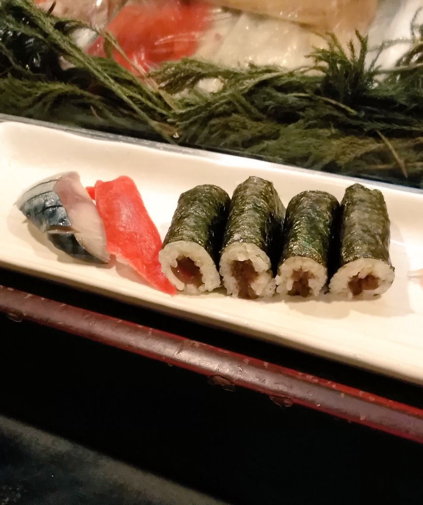 今夜は一人寿司。幡ヶ谷駅の《太呂八寿司》に行ってきた。老舗らしい外観なのでやや入りにくい印象を受けるのだが、入ってみれば明るい店主が温かく迎えてくれる。寿司は予想以上に美味しかった。