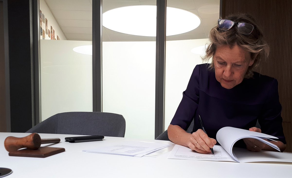 Burgemeester <a href="/JolandaDeWitte/">Jolanda de Witte</a> tekende vanmorgen als voorzitter van het centraal stembureau de processen-verbaal van de verkiezingen. ✏️ Daarmee is de uitslag van de #gemeenteraadsverkiezing in #Albrandswaard vastgesteld. Bekijk de definitieve uitslag ➡️ bit.ly/3ubX07L