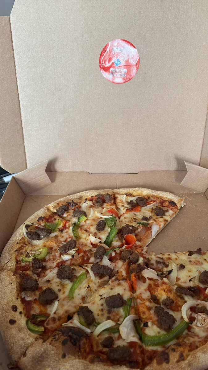 RobertW1985's tweet photo. @dominos_pizzafr Paris Jean Jaurès Devinette que manque t’il sur ma DIAVOLA ? 
😂🤣😂 https://t.co/RhBceiorDI