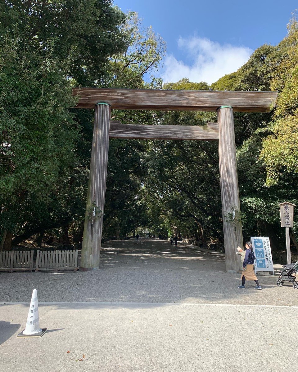 145_dear's tweet photo. 名古屋の熱田神宮⛩
大勢の参拝客。並んで参拝👏
とても立派な神宮でした⛩
＃熱田神宮 https://t.co/Fap6waAfTa