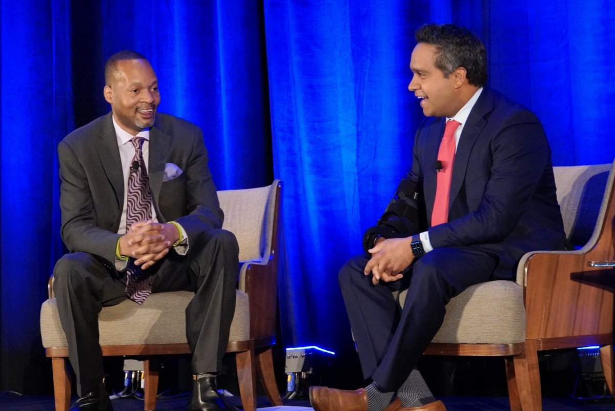 leesean's tweet image. #AIGAadvocacy: today’s 1st fireside chat: @AIGAdesign’s ED Bennie F. Johnson sits down with @CNN Chief Congressional Correspondent @mkraju. 

Raju on #storytelling: “Listen. Ask direct questions….go as far as you can and tell the audience what you know and what you don’t know.”