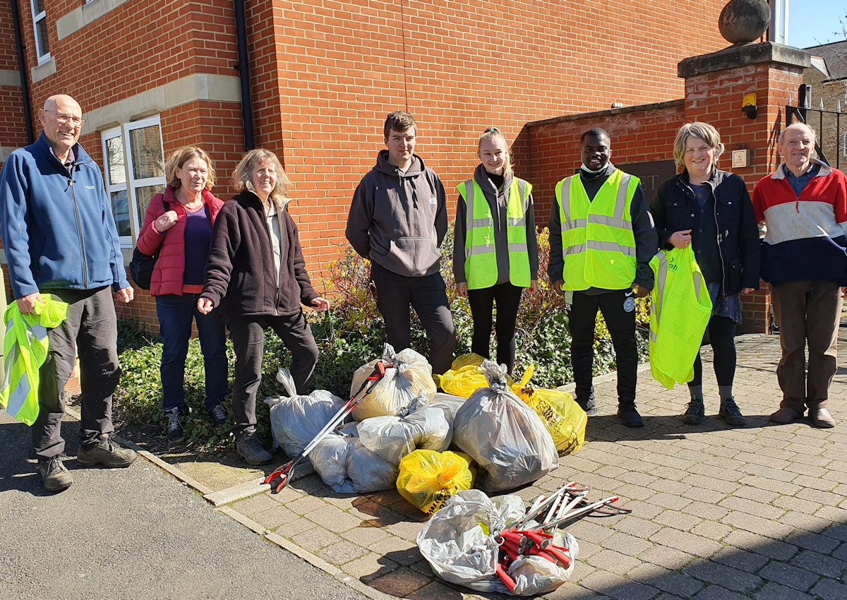 And here is the Divinity Road Residents' Association with students from <a href="/BrookesCLO/">Oxford Brookes CE</a> on Saturday. Thanks to you all 👏😀