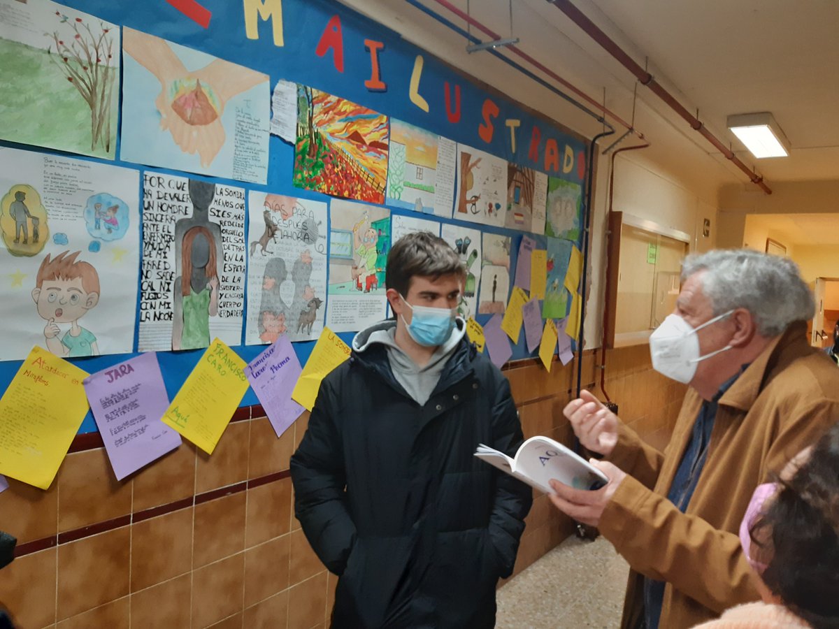 LCLFrayAndres's tweet photo. El @ies_frayandres  celebra hoy el Día de la Poesía con la visita del poeta Francisco Caro, sobre cuya obra ha estado trabajando nuestro alumnado las últimas semanas. El encuentro ha sido patrocinado por el Ministerio de Cultura y Deporte #reCONOCIÉNDOnos #frayandresescultura https://t.co/zeDlVQkfu8