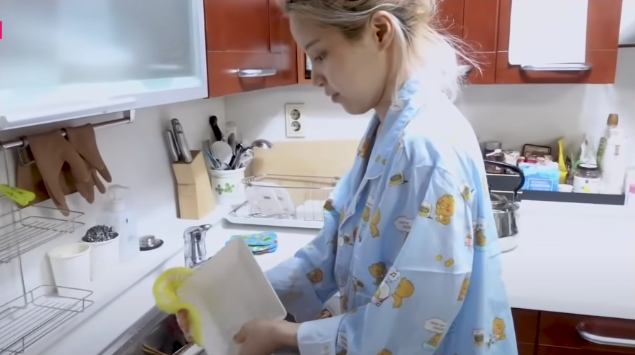 _punsandroses_'s tweet photo. ✅ can cook
✅ can clean
✅ is older https://t.co/SY3AoH0wAo