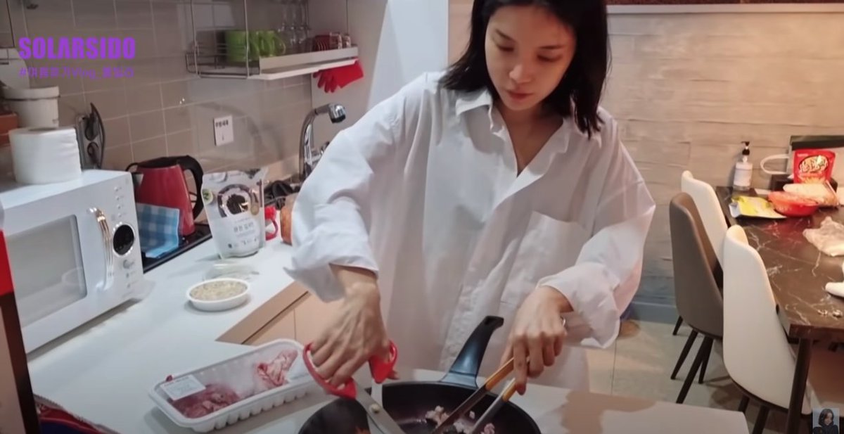 _punsandroses_'s tweet photo. ✅ can cook
✅ can clean
✅ is older https://t.co/SY3AoH0wAo