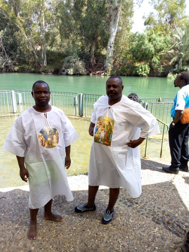 ChrisObore1's tweet image. I will sing 🎶 Hossana Amen. I will sing Hossana; singing round the throne of glory - I will sing Hossana. Give melodies to the Angels as they receive you. It’s tearful here my friend but sing and sing Hossana to the king of kings.