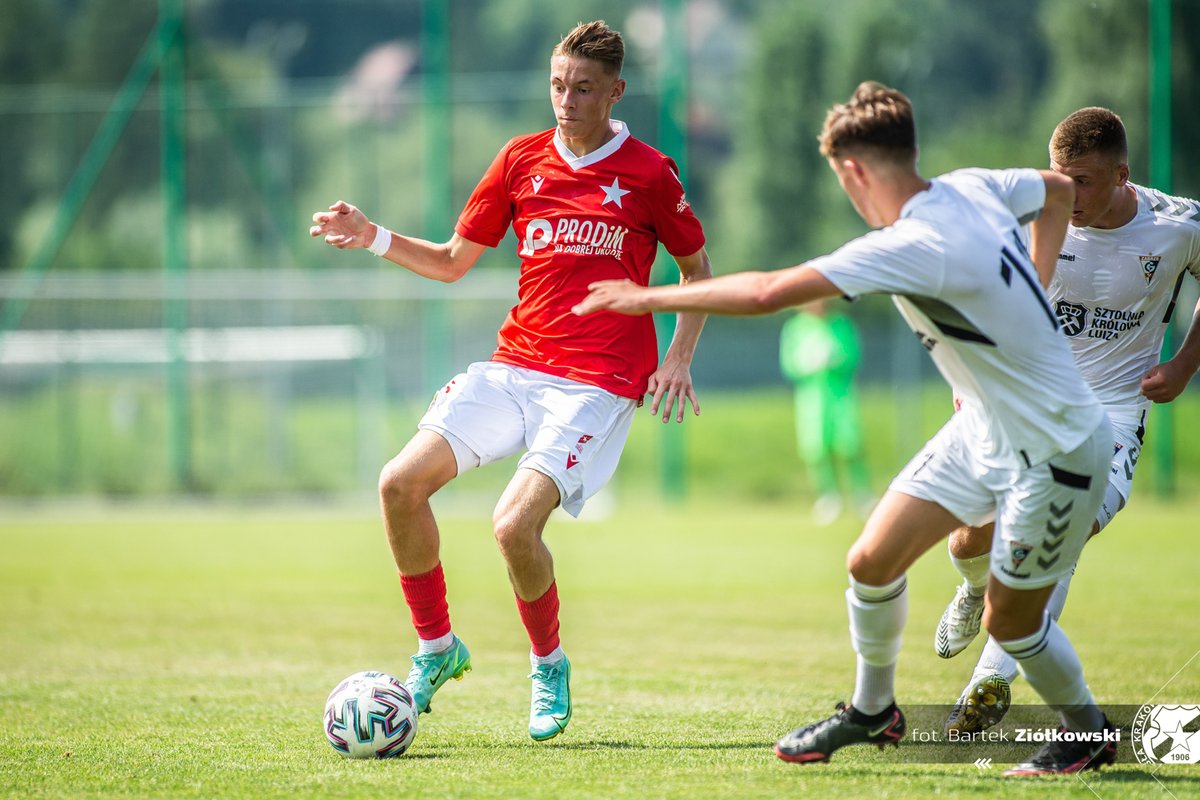 AkademiaWisly's tweet photo. 𝐙 𝐔-𝟏𝟖 𝐝𝐨 𝐩𝐢𝐞𝐫𝐰𝐬𝐳𝐞𝐣
Marcin Bartoń, Karol Sałamaj, Dorian Gądek oraz Kacper Skrobański razem z pierwszą drużyną udali się dzisiaj na kilkudniowe zgrupowanie do Woli Chorzelowskiej. 𝙿𝚘𝚠𝚘𝚍𝚣𝚎𝚗𝚒𝚊👊
Więcej ➡ https://t.co/5DYKVUp0lH https://t.co/XgUqYwlC41