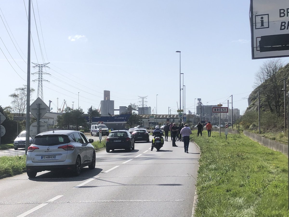 irrien_antoine's tweet photo. Après avoir été bloqués par les forces de l’ordre sur la RN165, juste avant le rond-point des Foulques, à l’entrée de la ville, les routiers, à pieds, rejoignent les TP au dépôt pétrolier de #Brest https://t.co/VR3OShr2D7
