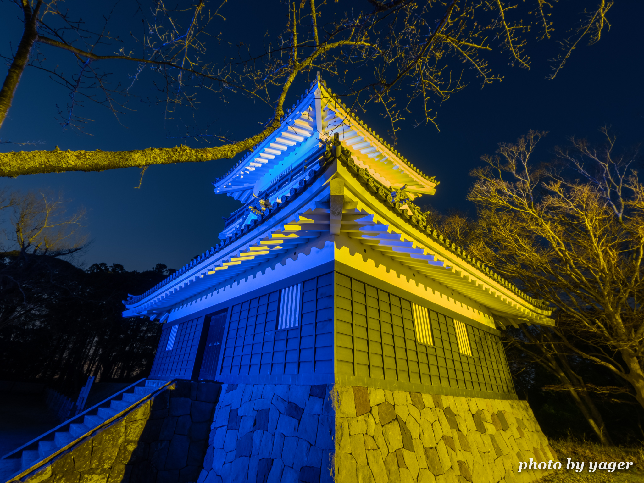 リンゴの形をしたウクライナカラーのおりん♪ www.alkasaba.ma