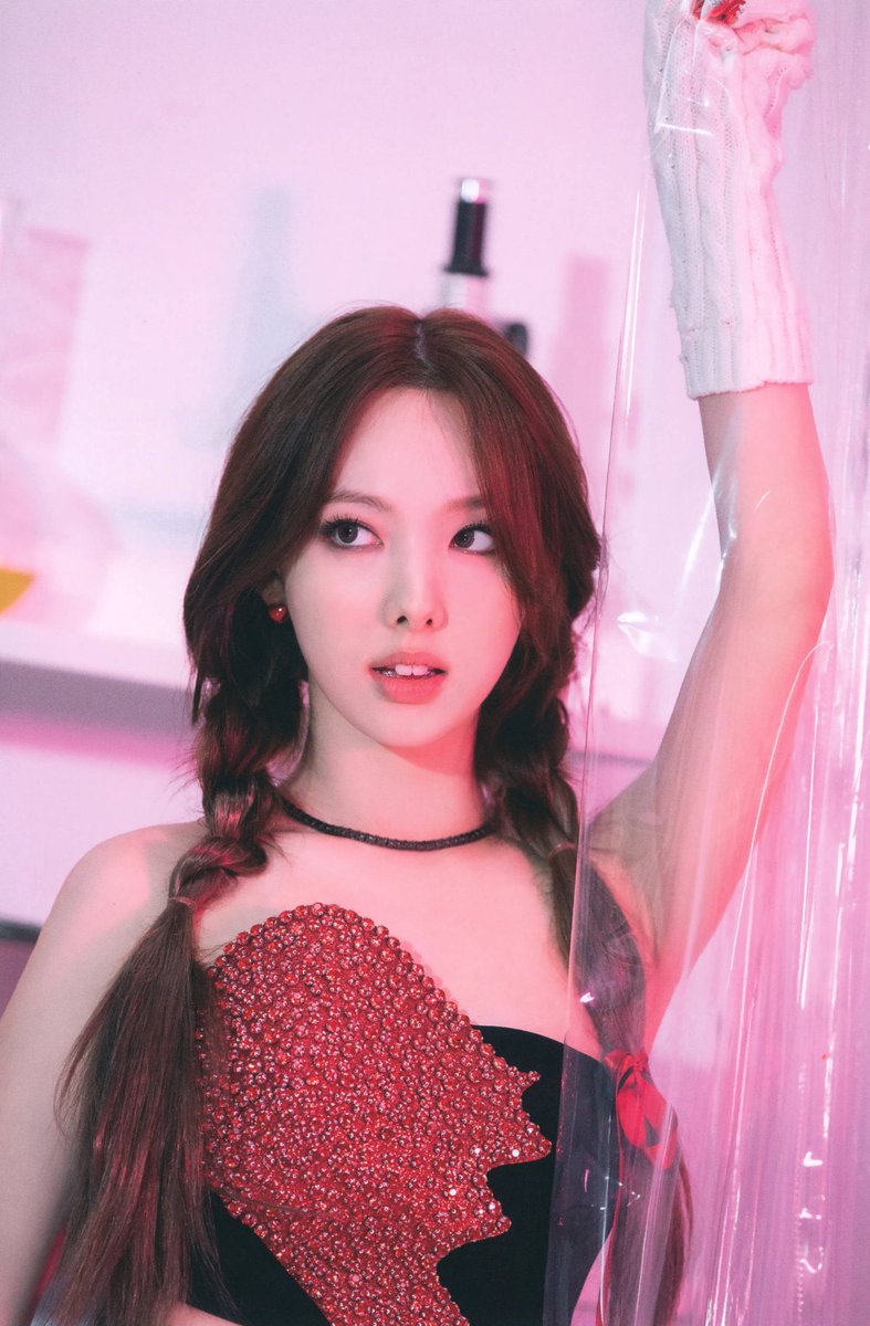 imnayeonarchive's tweet photo. NAYEON IN THIS FIT LOOKS PERFECT https://t.co/LRNqYN58ZD