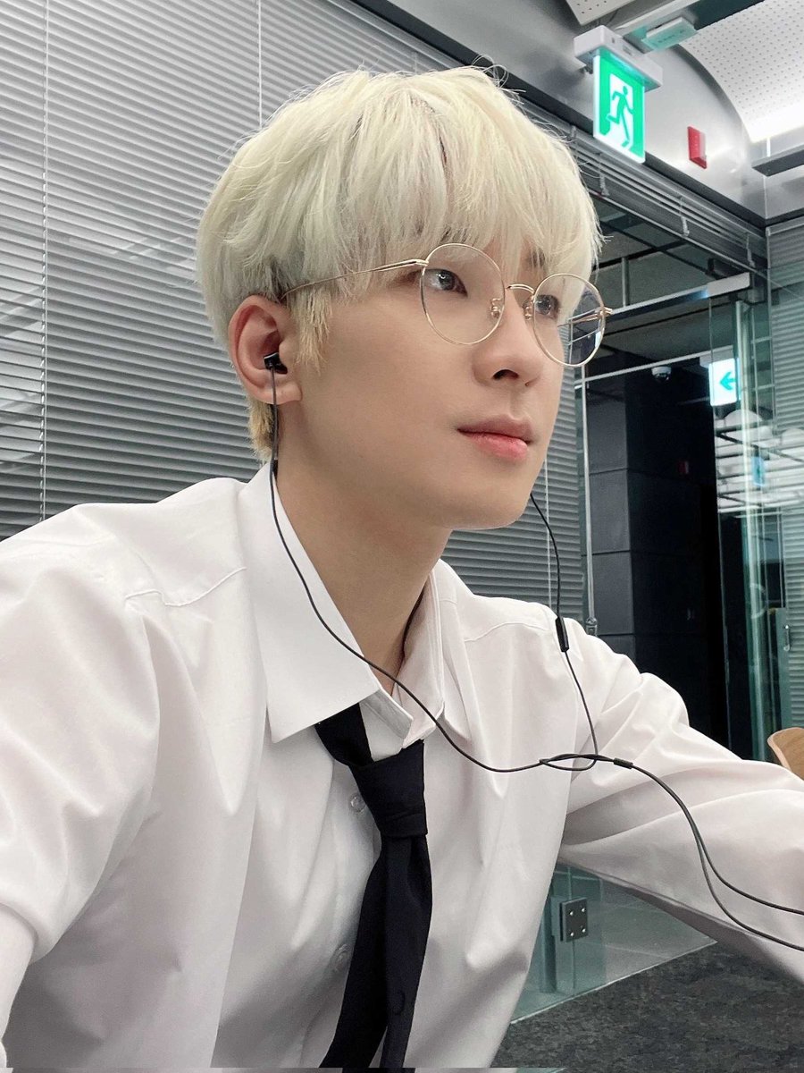 HIS HAIR YALL .....