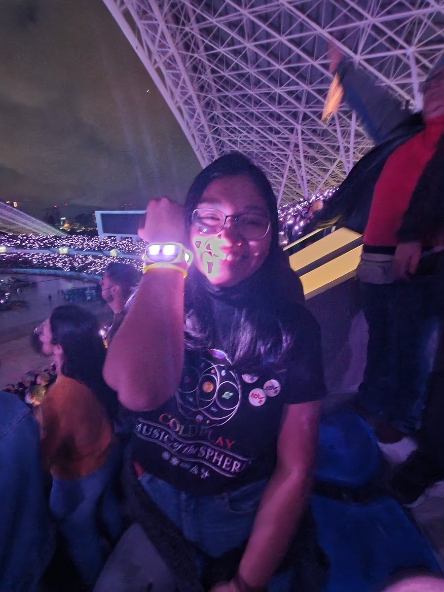 pamesch_'s tweet photo. Mamá, papá. Estuve en el concierto de Coldplay con el amor de mi vida!!! #ColdplaySanJose https://t.co/Zs9Uqlvh6N