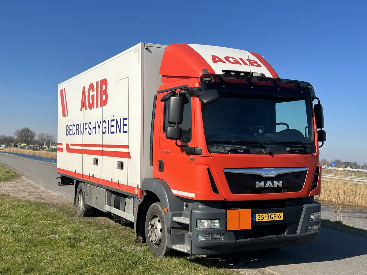 basvander_meer3's tweet photo. Na bijna 21 jaar bij loonbedrijf Poland, nu al weer een paar maanden voor Agib bezig om de  veehouders in noord Holland te voorzien in hun behoeftes. https://t.co/TOrJGwyQju