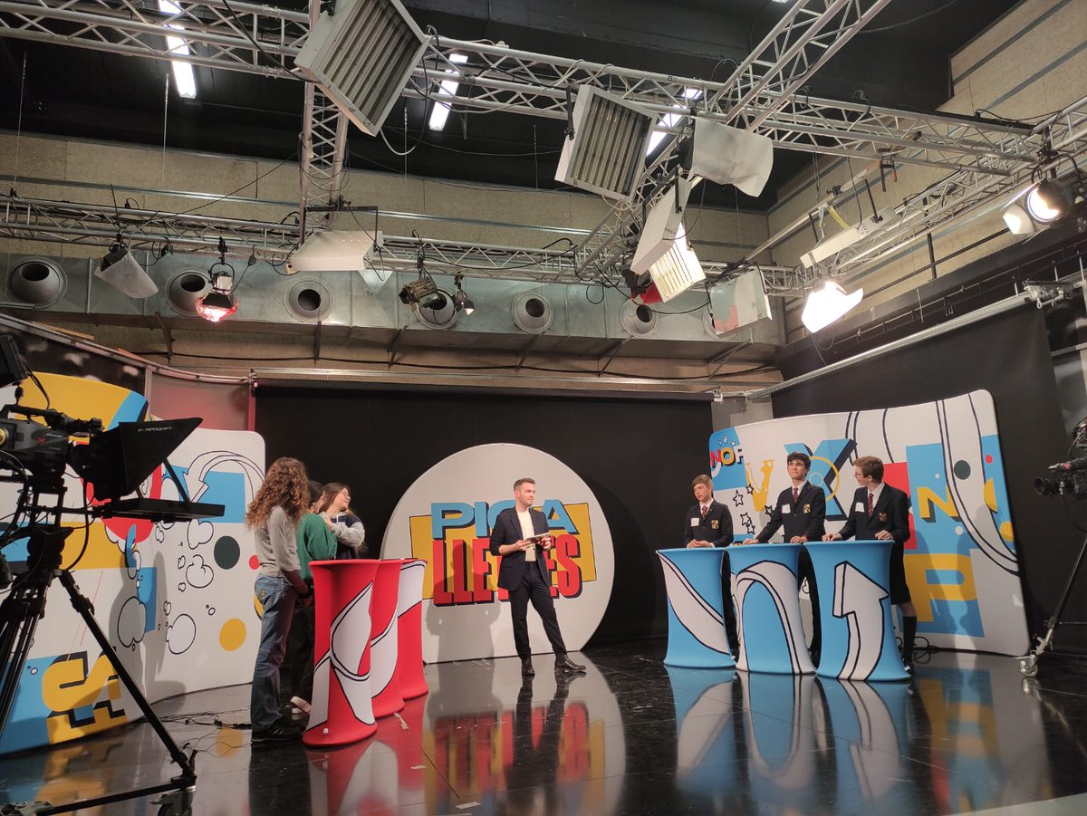 ViaroSchool's tweet photo. Un any més hem gaudit del @picalletres Gran experiència per als alumnes que han participat. Esperem les emissions de TV a @CanalTerrassa i de ràdio a @cugatmedia Gràcies https://t.co/3rUsLb1qtj