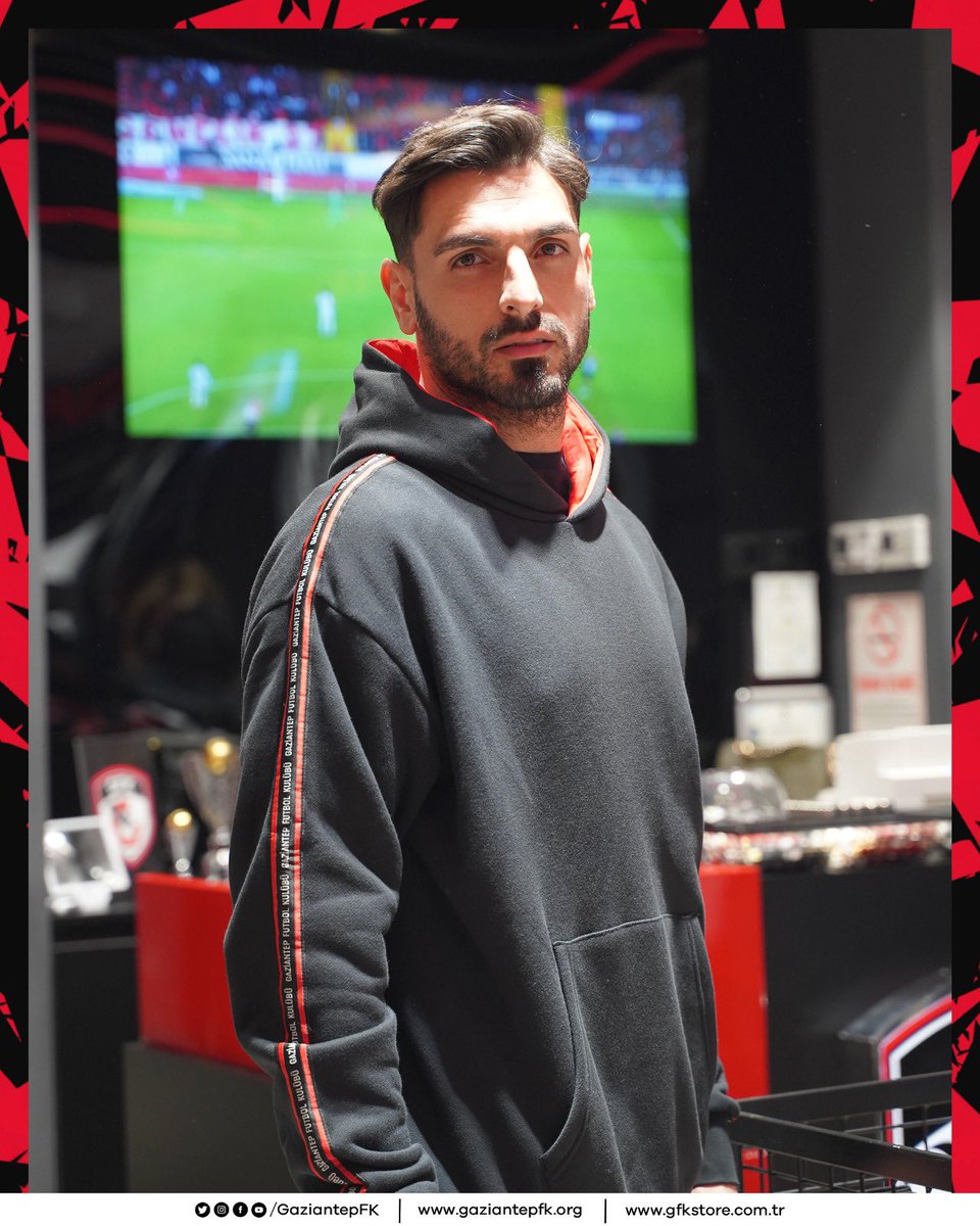 GfkStore's tweet photo. 🔴⚫️ Günay Güvenç’in favori ürünleriyle şehrinin renkleri hayatınızın her anında sizinle! 

Hemen alışveriş yapmak için; 👉 https://t.co/5deIxV7taM https://t.co/JrDQfKe2ux