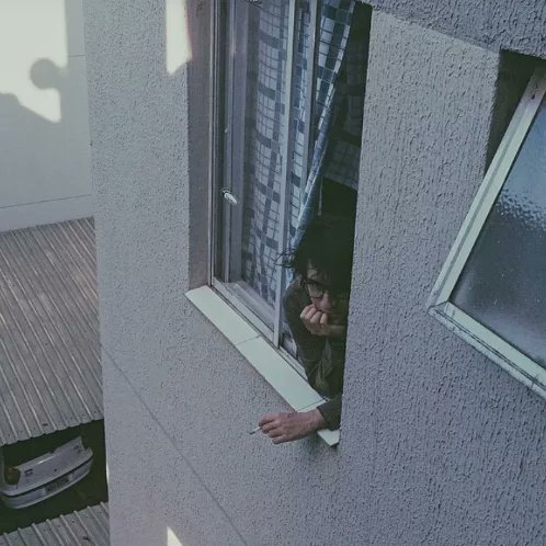 Achei essa perdida que camilinha tirou. 
A mão sem tattoo.