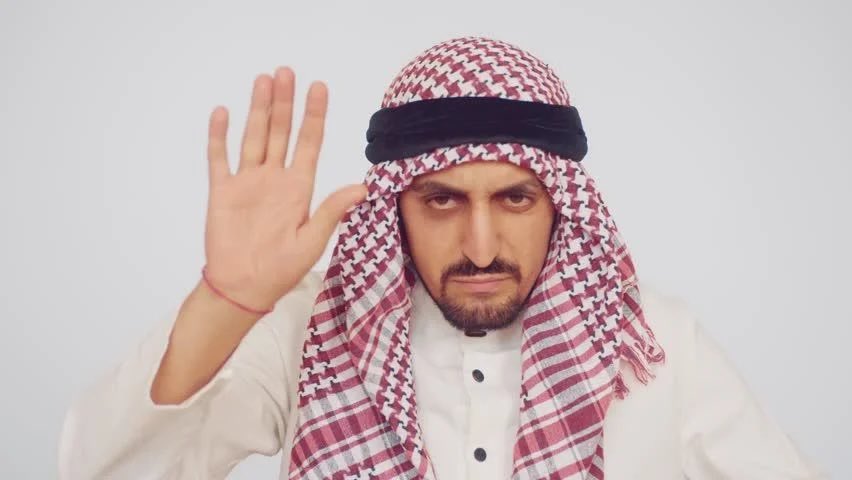 اليوم طلعت لي دعاية بنك وطني جدا في اليوتيوب  وكان المواطن الموقر   بشكل هذي الصور. اذا ما كآن أسوا.
طبعا هذا فقط عنوان المكتوب على قولتهم. وتقريبا يمثل الحقيقة في اغلب الشركات. اذا كانت شركة وطنية حتى شكل المواطن استبدلته بممثل اجنبي و بشكل مضحك. و مبكي في الواقع. فلا تتوقع منهم