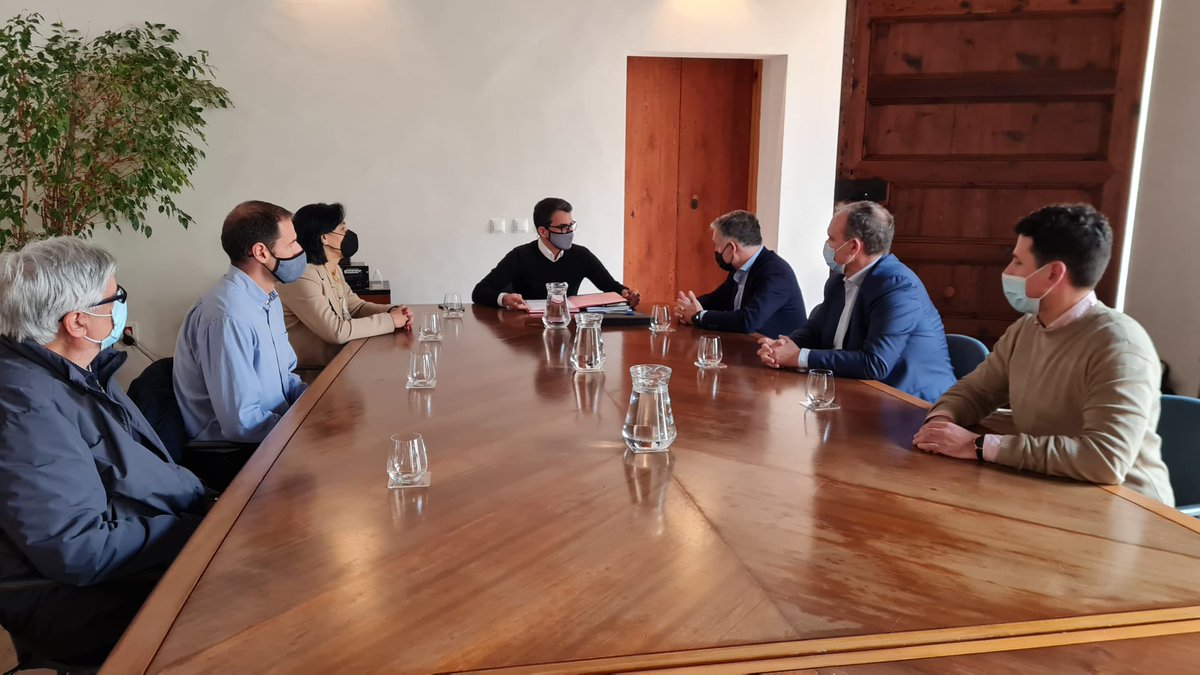 FonsGoib's tweet photo. Col·laboram amb @Asedie_. El conseller @miquel_company ha signat avui un protocol per afavorir el desenvolupament comercial amb mesures de 
transparència i reutilització de dades públiques.

Les #IllesBalears, pioneres en polítiques de dades obertes.

👉ℹ️https://t.co/cwdaC8vbmb https://t.co/2NL6d7lPYM