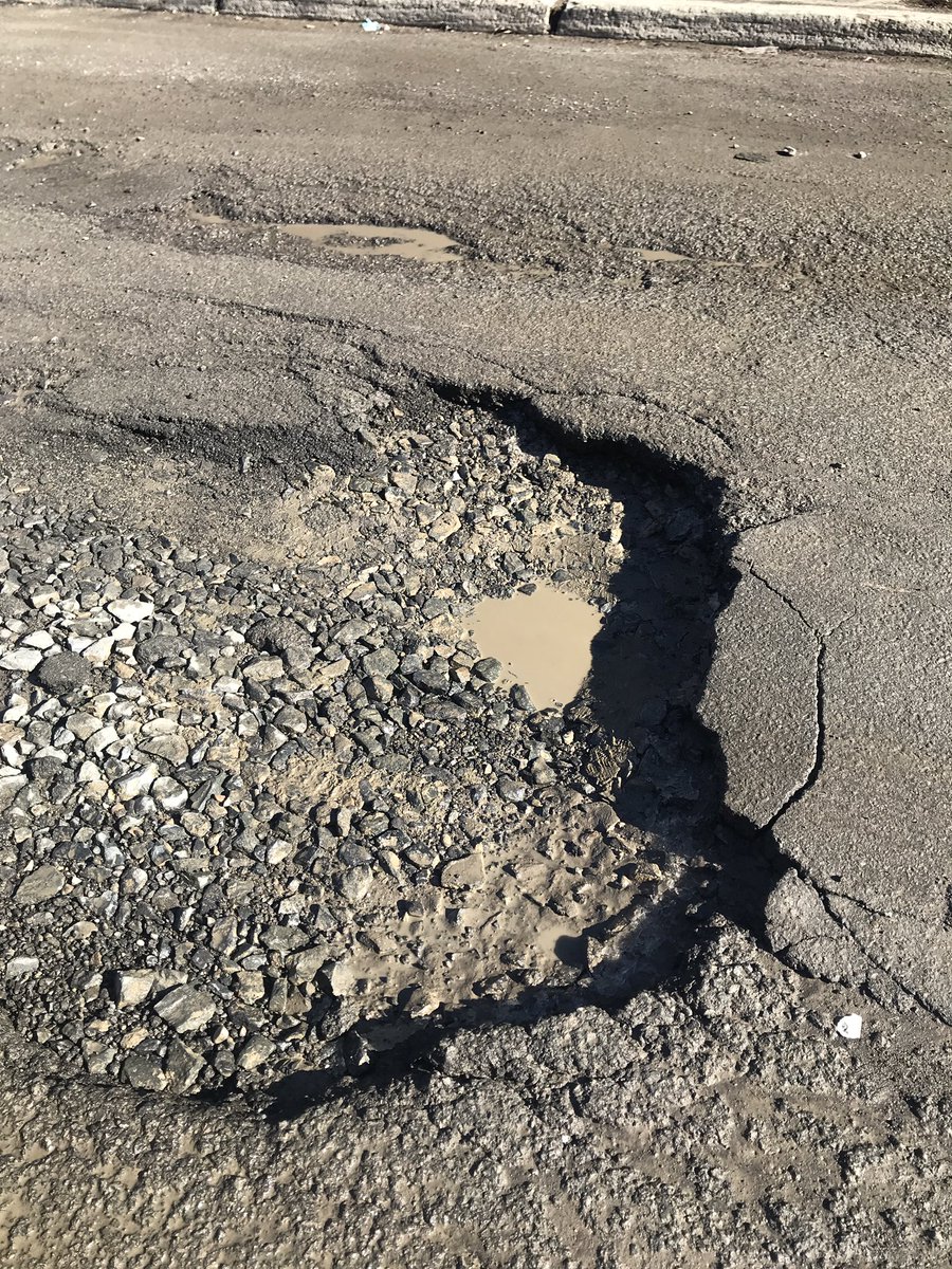 RomainSchue's tweet photo. Le printemps (ou presque), c’est aussi le retour des cratères à Montréal #polmtl https://t.co/LxpDIUYiuG