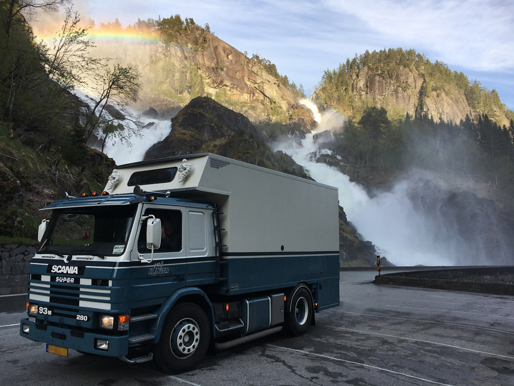 TruckCamperMag's tweet photo. The Slingerlands took a Scania #truck and a box designed to haul clothing and built an incredible one-of-a-kind #demountable #truckcamper and mobile motorcycle garage.  

https://t.co/A90WFQMa2p https://t.co/sqX2IvvcMC