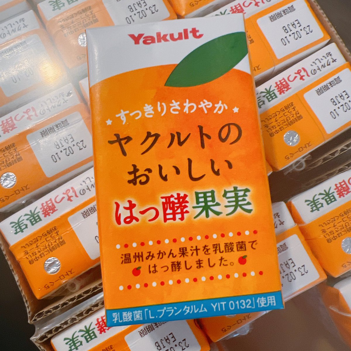 myonmyonsama's tweet photo. これは花粉症に苦しむ人全員に試してほしいんだけど、『ヤクルトのおいしいはっ酵果実』が信じられないほど効くのよ。薬飲んでも全然ダメで毎年苦しんでたのにこれに4年前に出会って花粉の季節に毎日1-2本飲むだけで薬いらなくなった。私にだけこんなに効くのか気になるから飲んだら結果教えてほしい。 https://t.co/vJFA5x1cMS