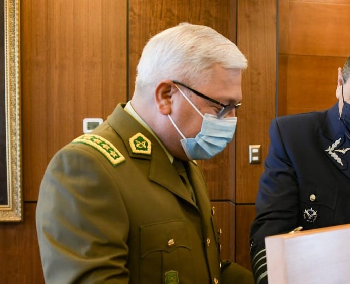 PiensaPrensa's tweet photo. ¿Cuando será imputado Ricardo Yañez, el general de @Carabdechile que dio las órdenes para disparar, quemar con químicos, lanzar lacrimógenas al cuerpo, y torturar a miles de compatriotas durante la revuelta del 19 octubre? https://t.co/Z1atSmFUQm
