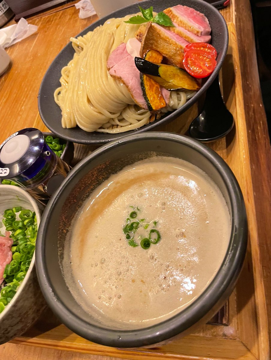 tu98ti's tweet photo. 藤が丘のライブハウス公演後はジャイナゴ勢で、有名な麺家 半蔵さんへ並びました。
僕→後輩に激おすすめされたまぜそば
おりゅー→台湾つけ麺
ぽんず→伊勢海老つけ麺
隣のみっちーさんは強そうなデッキ!
美味すぎズルズル🙇🏻♂️#BOBMEN https://t.co/BpucdxoDcc