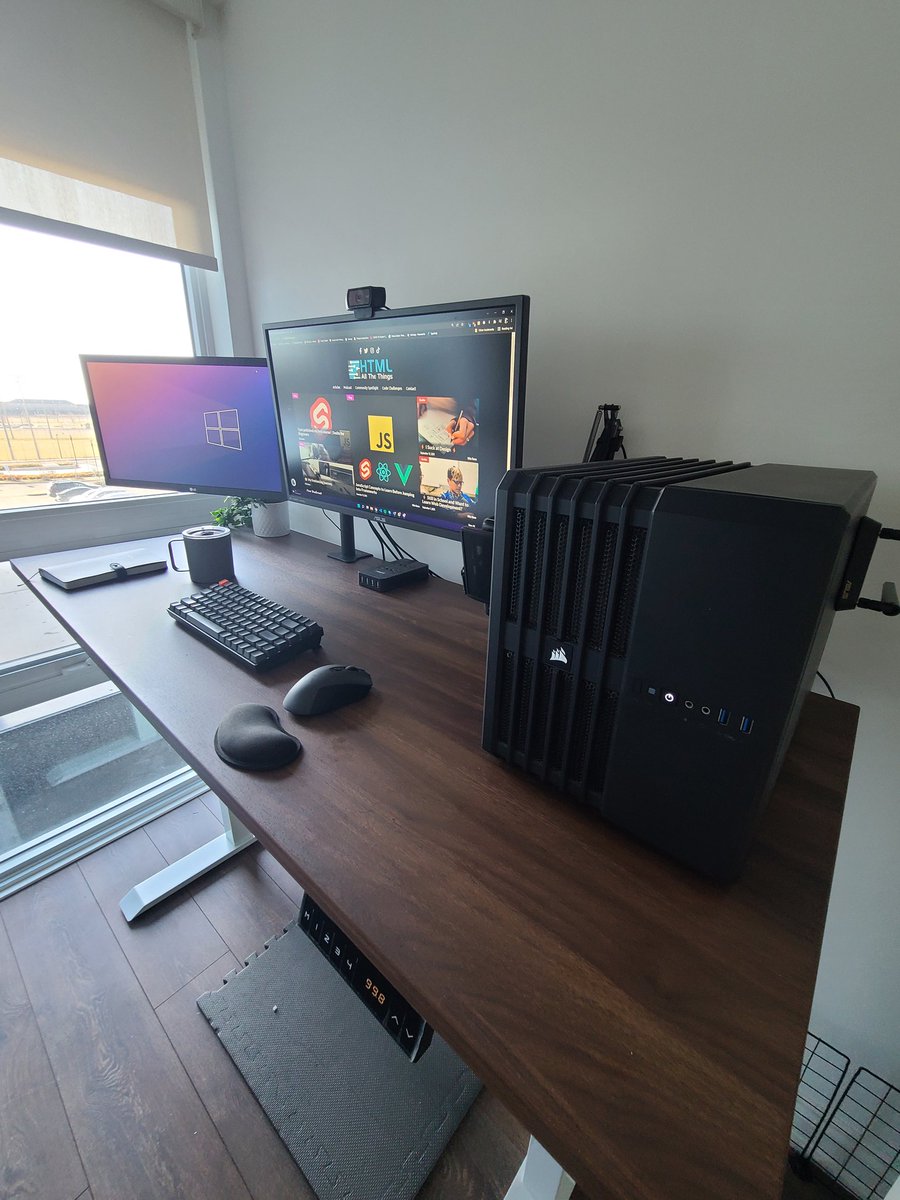 htmleverything's tweet image. This is where the code, podcast recording and procrastination happens.