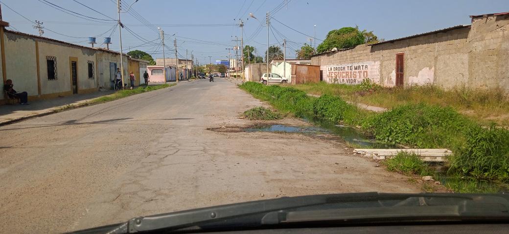SomosCumana's tweet photo. #ReporteVecinal 📢 Vecinos de El Cumanagoto I, denuncian la insalubridad producto del desbordamiento de las aguas servidas en el sector. 

Fotografías de: @igmr_1978 https://t.co/XSp0MIgMQC