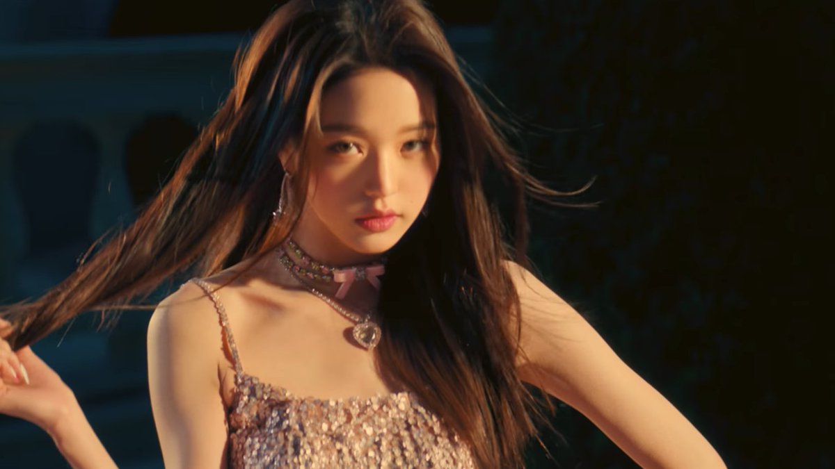 yyujinationn's tweet photo. JANG WONYOUNG FROM IVE. https://t.co/9Osd4U2XkK