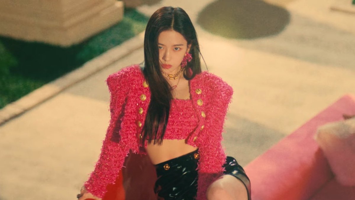 yujinthinkr's tweet photo. AN YUJIN IN THIS CONCEPT >>> https://t.co/mBAd3Xn4rC