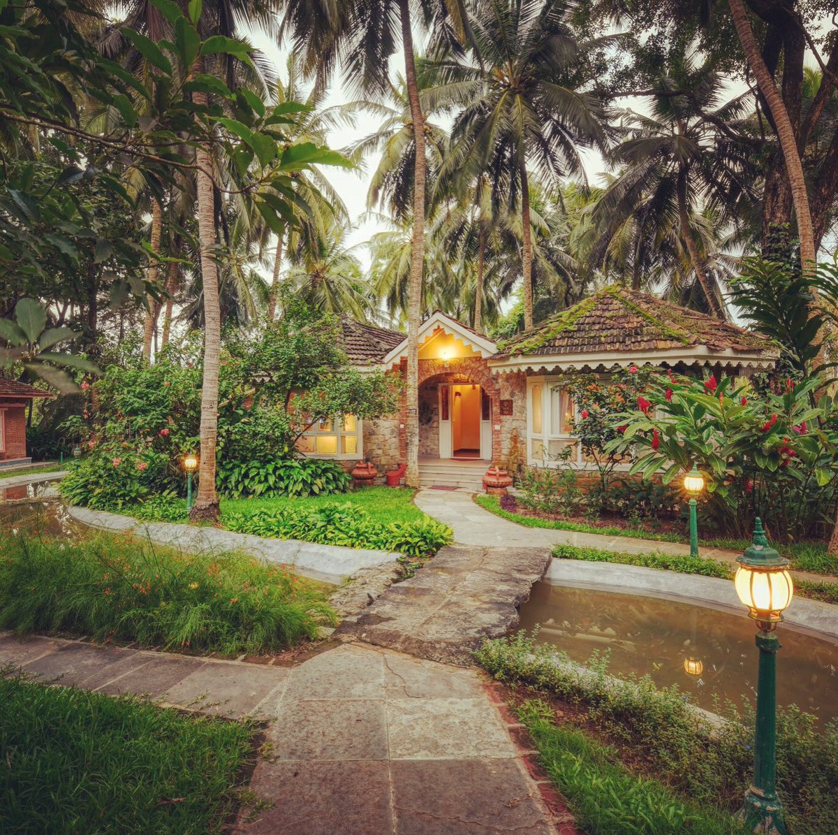 Welcome to your holiday in a hospital 🏥 where Ayurvedic science, milk baths + an on-hand astrologer can be combined with purging and blood-letting, if you so wish. ✨ Read our latest review for the incredible Kairali, The Ayurvedic Healing Village: boemagazine.com/2022/03/wellne…