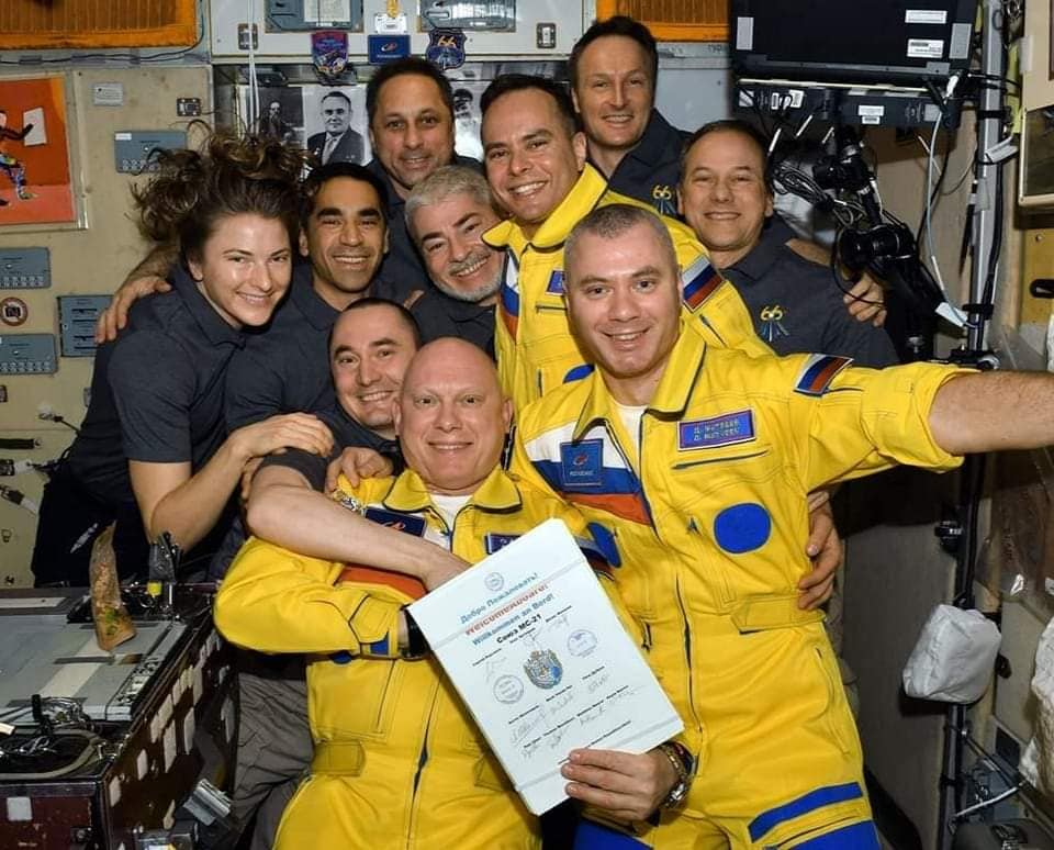 fandeliss's tweet photo. Superbe Fraternité  à bord de l' @Space_Station  5 russes, 4 américains et un allemand. @roscosmos  @NASA @esa https://t.co/x4oFmmtYdm