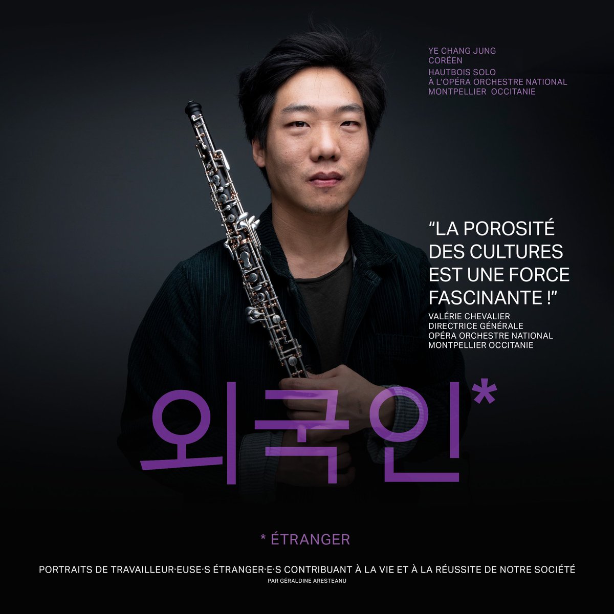📸 La photographe franco-roumaine Géraldine Aresteanu propose 32 portraits d'hommes et de femmes travailleurs étrangers, sur le parvis de <a href="/imarabe/">Institut du monde arabe</a>. Parmi eux, le hautbois solo de l'Opéra Orchestre #Montpellier #Occitanie : Ye Chang Jung, originaire de Corée du Sud🍀