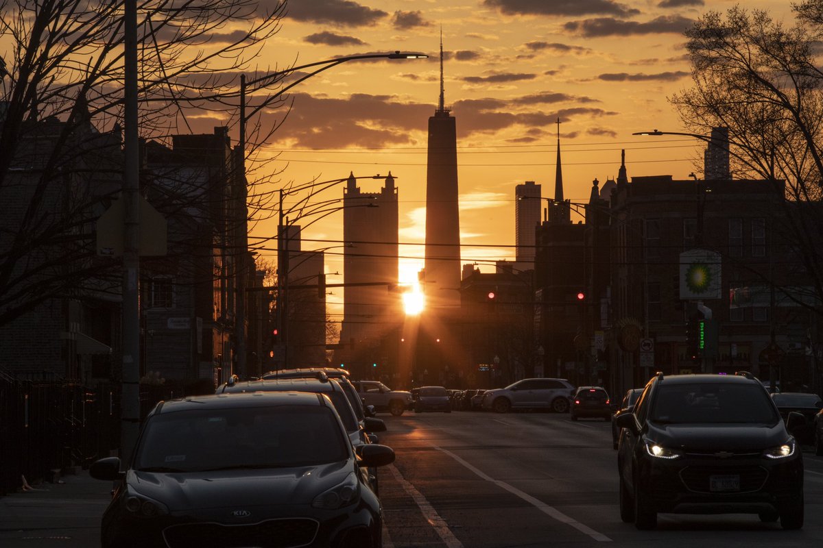 jcfclark's tweet photo. Gm! Caught glimpse of #Chicagohenge as I made my way down Augusta this morning. https://t.co/V0JESLXg2P